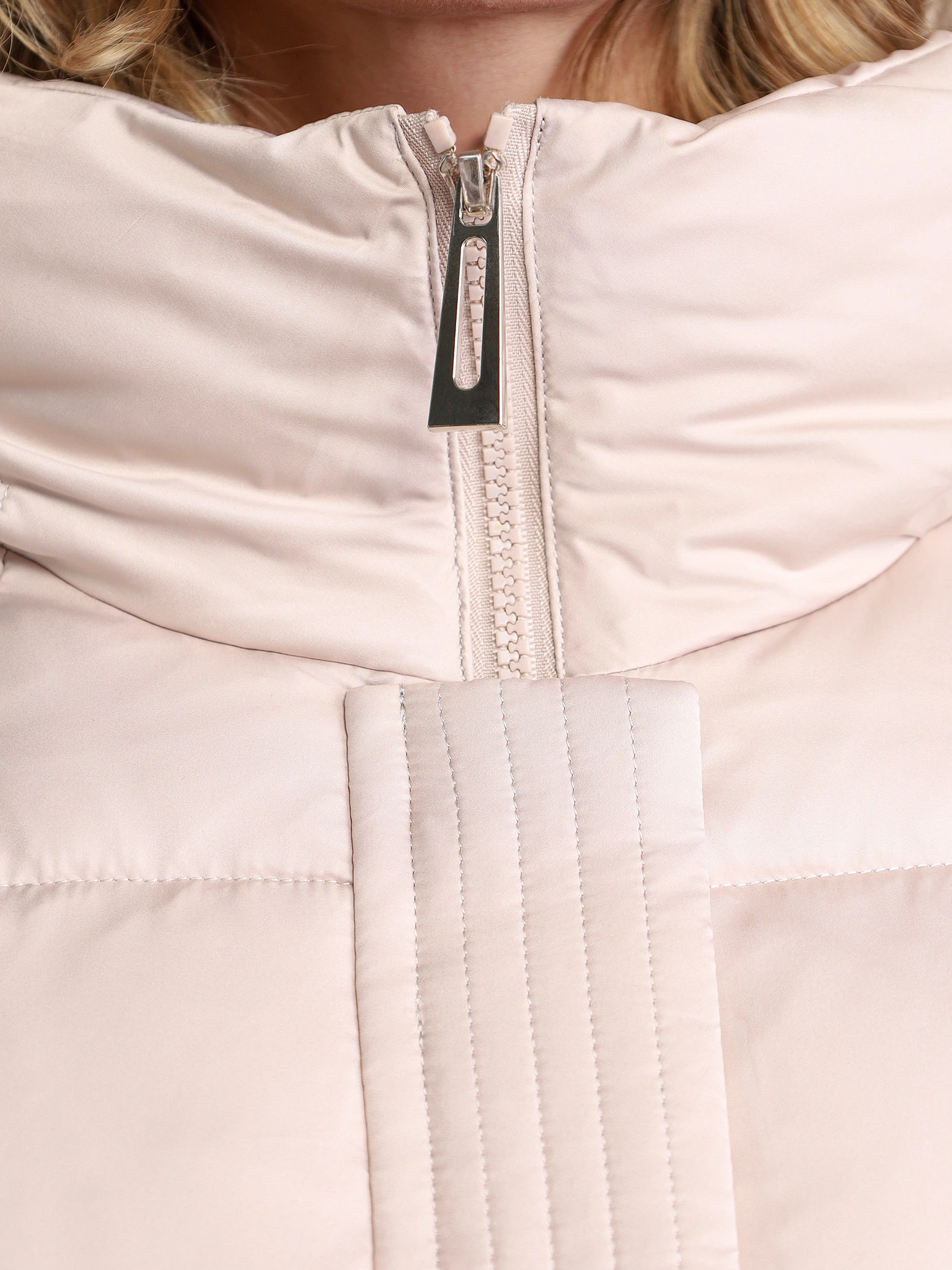 Пуховик светло-бежевого цвета с капюшоном